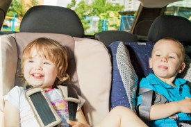 Barn som blir glada i bilen av ljudbok